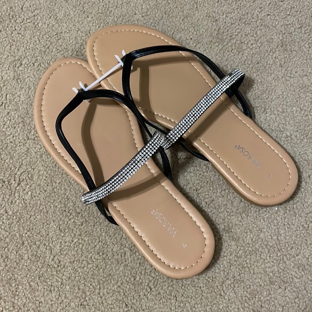 🆕 NWOT Super Cute Black Sandals with Silver Accents - Never Worn! - Via Rosa, 9